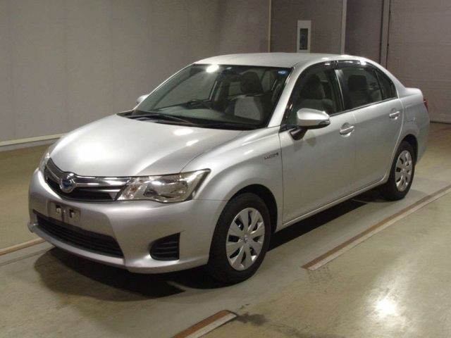 50083 Toyota Corolla axio NKE165 2014 г. (TAA Hyogo)